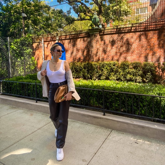 Meet your Posher, Dyana - Picture 1 of 1